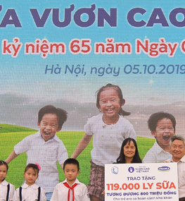 Vinamilk trao tặng 119.000 ly sữa cho trẻ em Hà Nội
